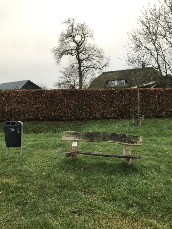 Bankje langs klompenpad