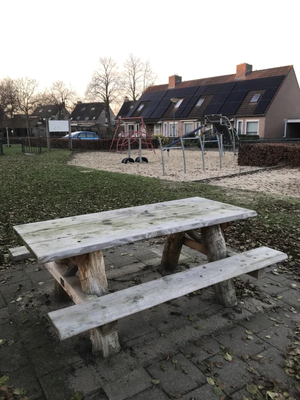 Picknicktafel bij speeltuin in Geffen
