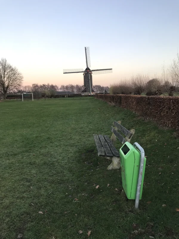 Bankje bij molen Zelden Rust in Geffen
